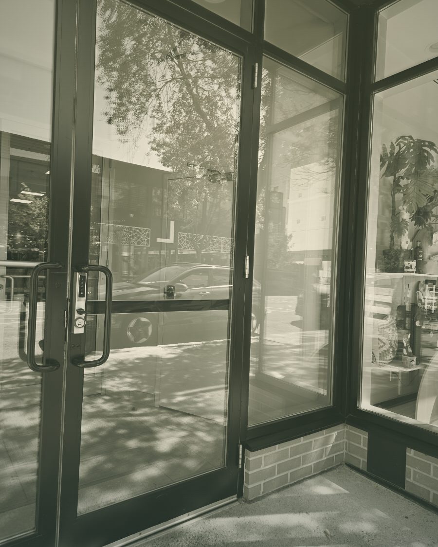 Porte vitrée de l'édifice, sur l'avenue Principale