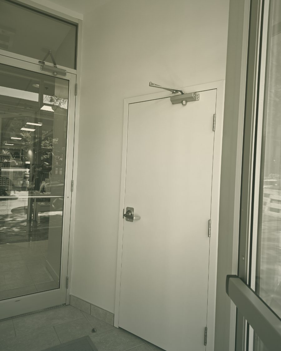 Vestibule de l'édifice et porte intérieure