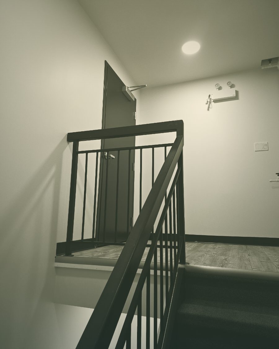 Cage d'escalier menant au 2ᵉ étage